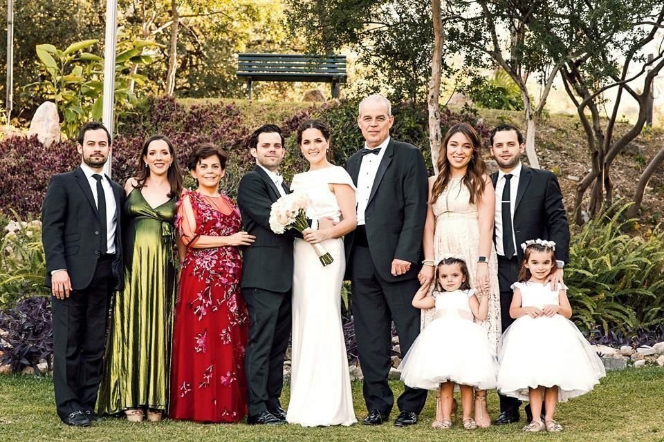 Andrés Villarreal, Ana Sofía de Villarreal, María de la Luz de Villarreal, los novios, Alejandro Villarreal, Gabriela de Villarreal y Alejandro Villarreal González con sus hijas Regina y Gabriela