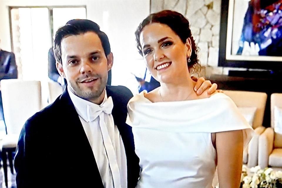 La pareja durante la ceremonia civil que fue compartida a sus seres queridos de manera virtual.