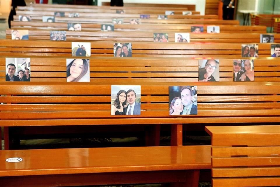 Detalle de fotografías que se colocaron en las bancas de los familiares ausentes por la pandemia.