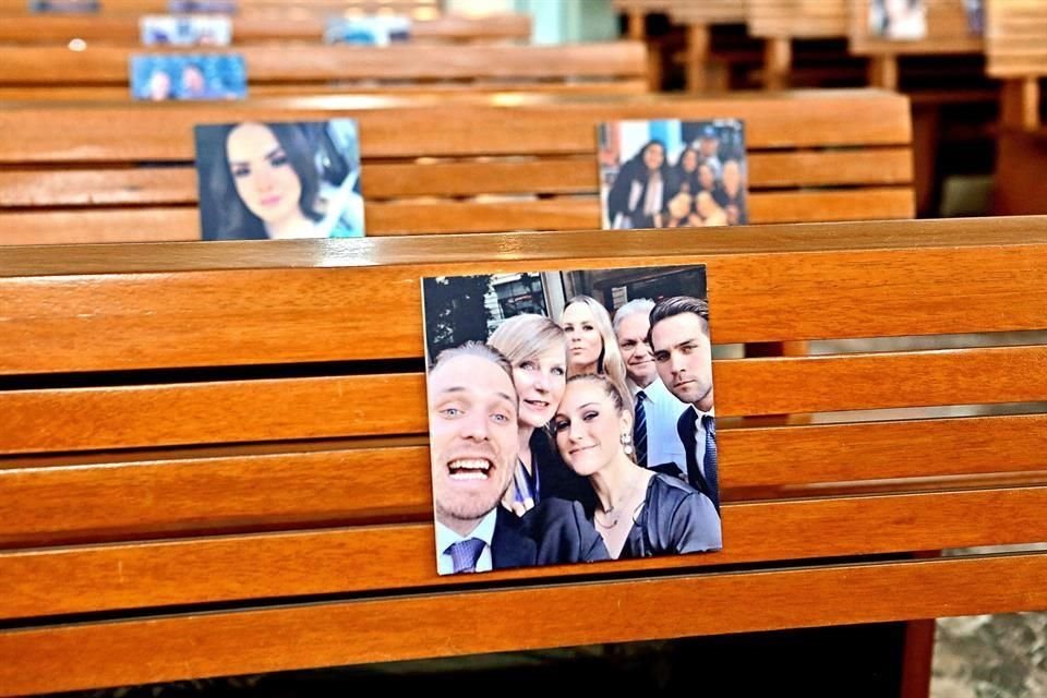 Detalle de fotografías que se colocaron en las bancas de los familiares ausentes por la pandemia.