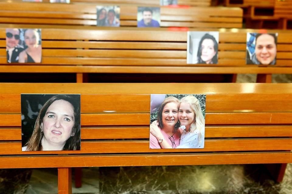 Detalle de fotografías que se colocaron en las bancas de los familiares ausentes por la pandemia.