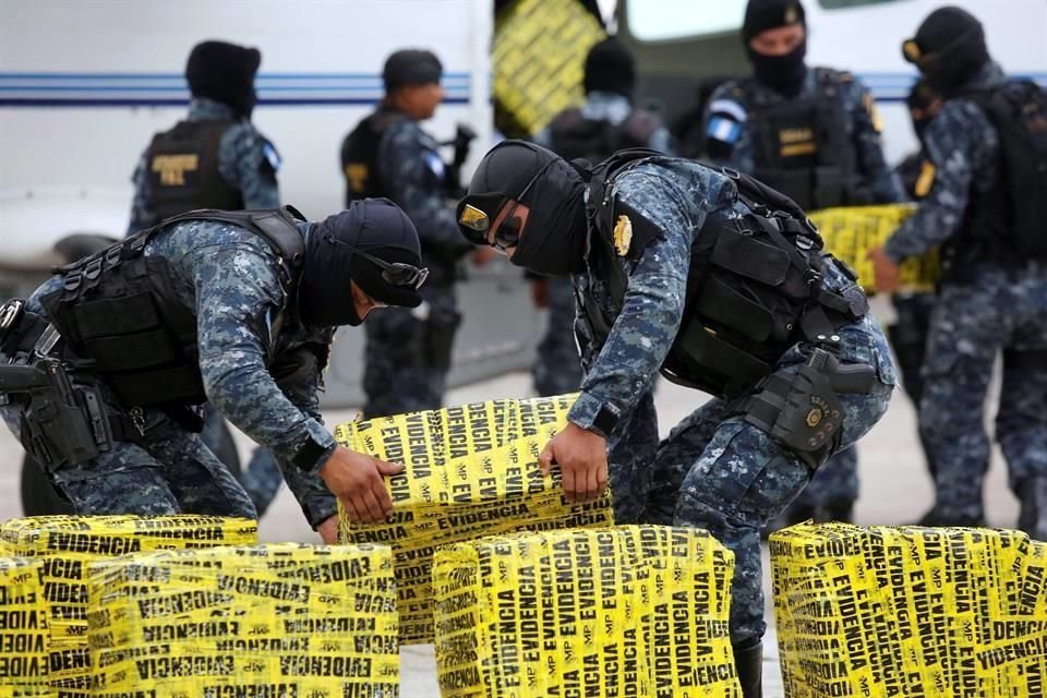 Policía de Guatemala maneja un cargamento de cocaína incautado en 2019.