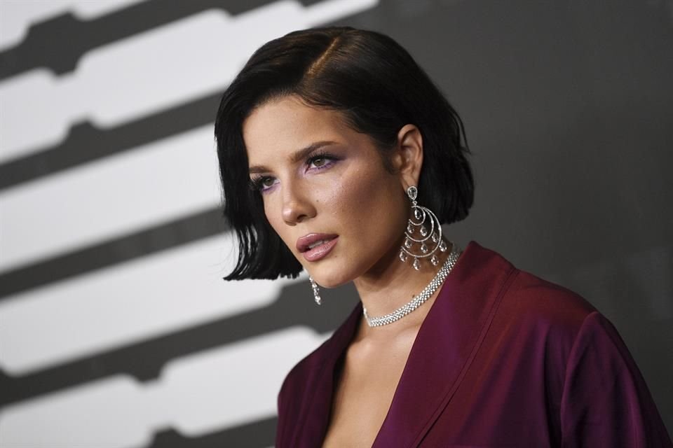 Halsey hablará sobre los altibajos de las relaciones inestables en su nuevo libro de poemas.