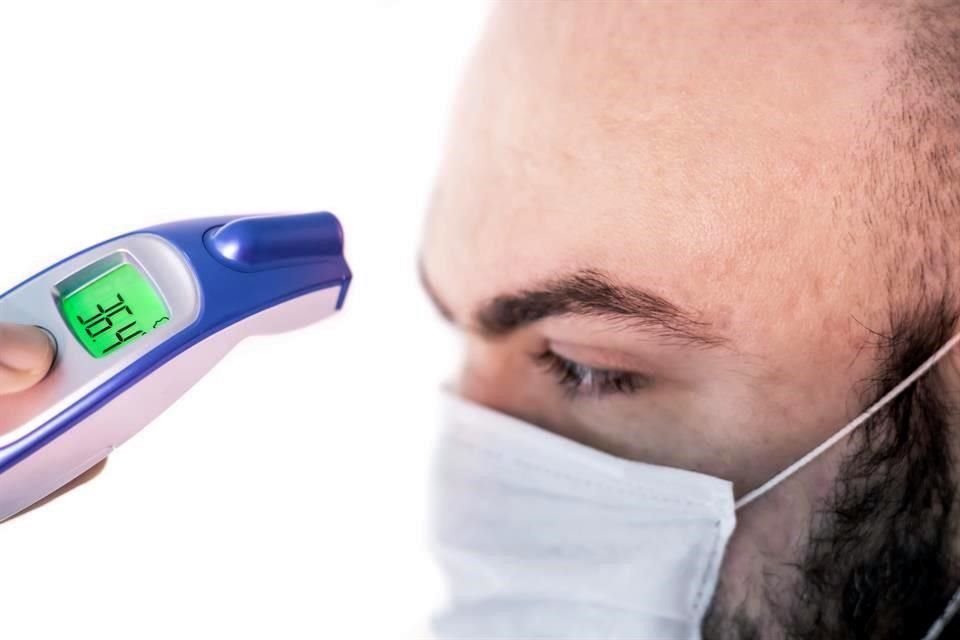 Especialistas desmintieron que los termómetros utilizados para medir la temperatura causen daño a las neuronas o a la retina, como circula en diferentes videos.