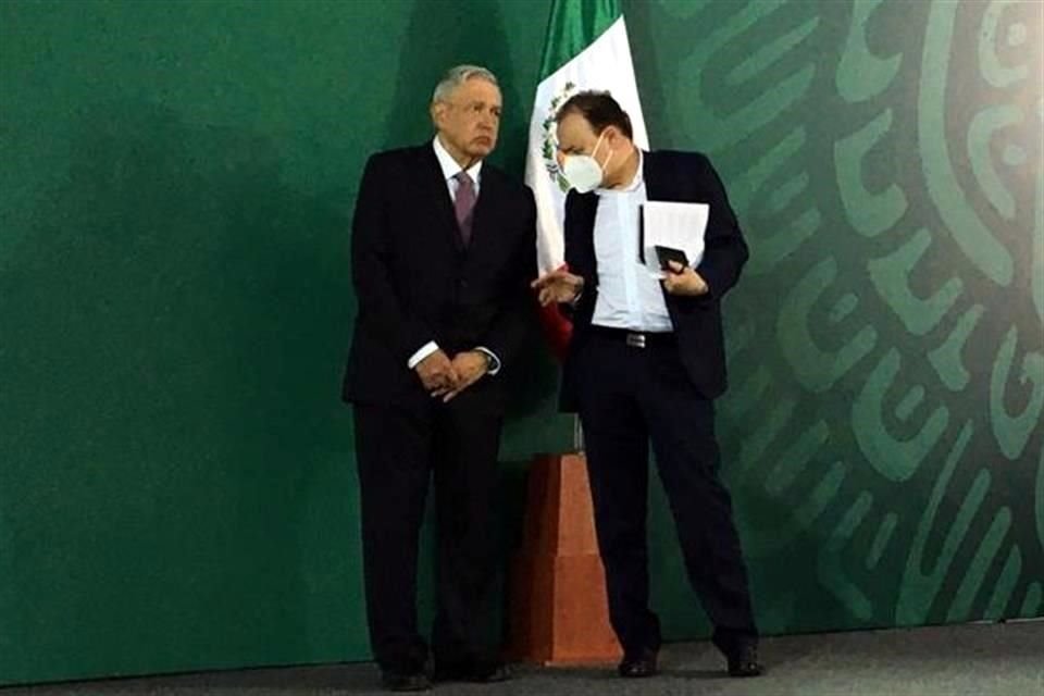 Durante la conferencia mañanera, Durazo se acercó al Presidente López Obrador para informarle sobre el atentado.