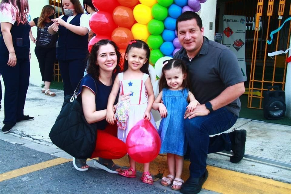 Denise Balderas, Daniela Benavides Balderas, Mariana Benavides Balderas y Miguel Benavides