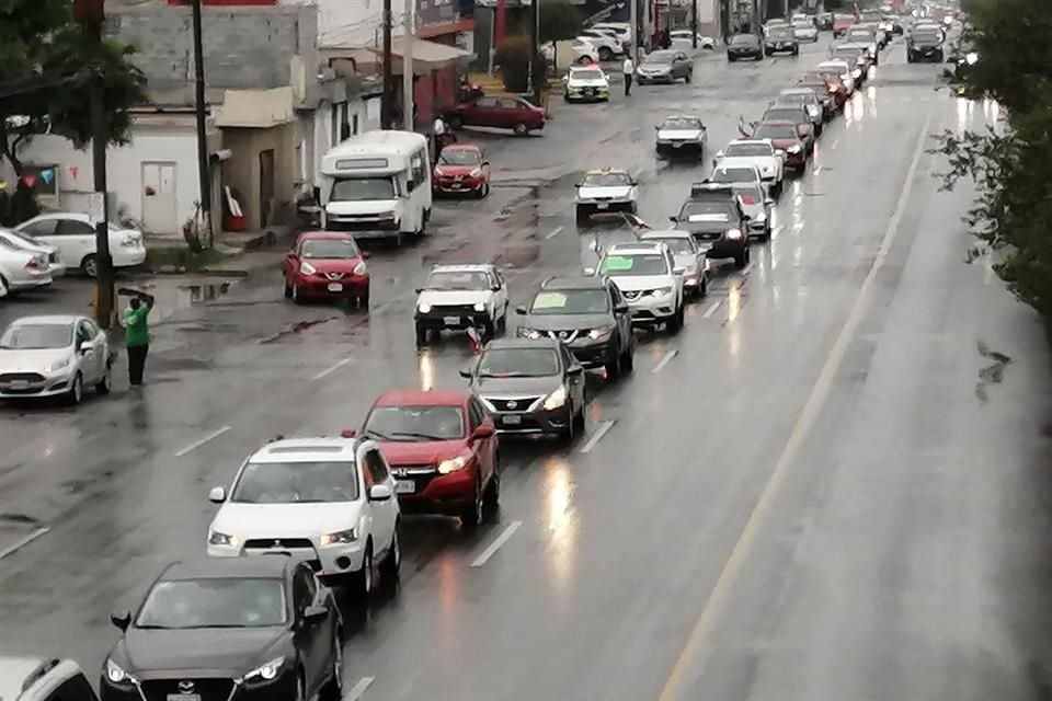 La caravana en Guadalupe inició a las 18:16 horas, partiendo del cruce de Pablo Livas e Israel Cavazos por el carril lateral derecho.