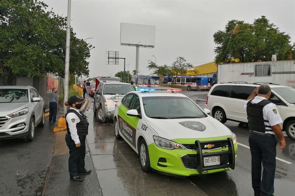 Una patrulla de Tránsito de Guadalupe encabezó la caravana como parte del operativo vial.