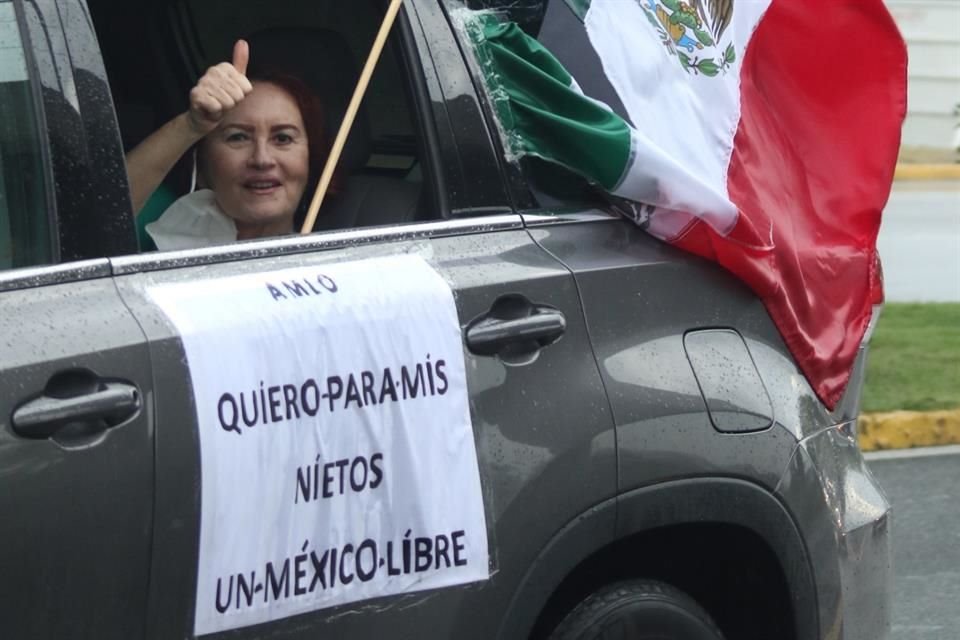 La separación entre un automóvil y otro era tal, que conductores ajenos al contingente se incorporaron entre los manifestantes, por lo que en varios puntos no hubo uniformidad en la fila.