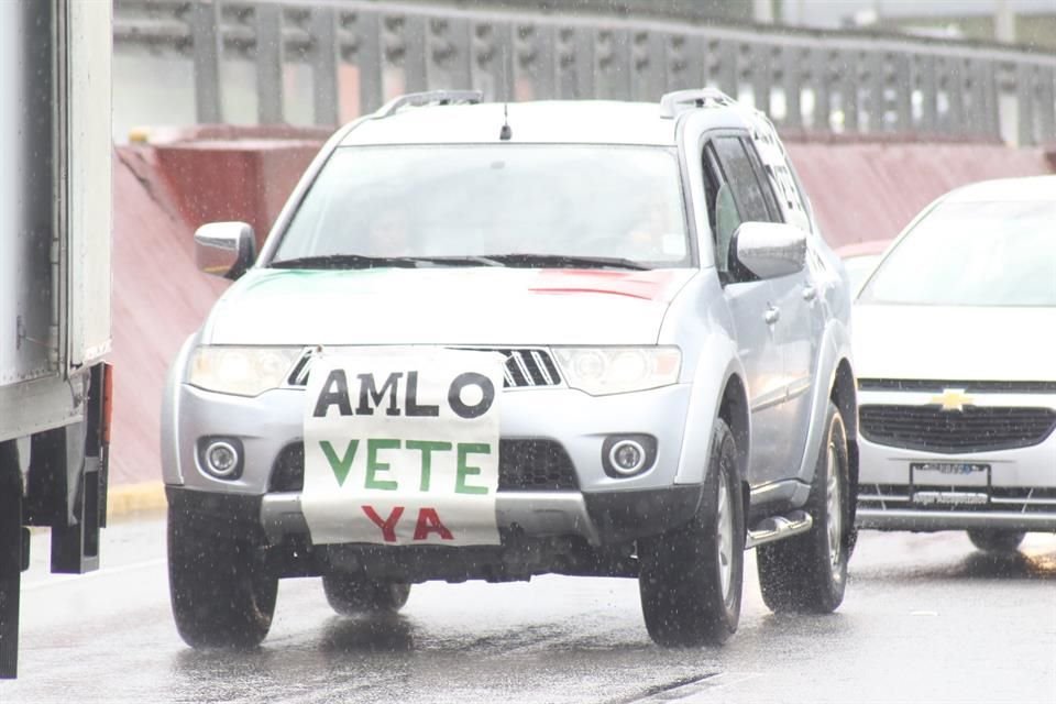 El llamado Frente Nacional Anti AMLO convocó caravanas en cinco puntos del área metropolitana.