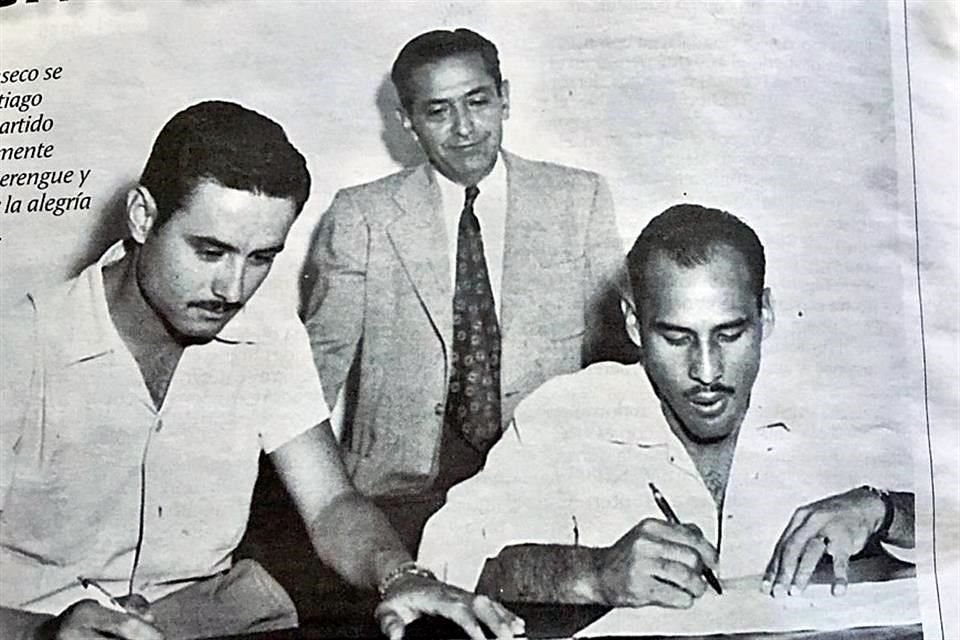 Don Leopoldo Urdiales (centro) oberva cómo Jesús 'Chuta' Medina firma su contrato.