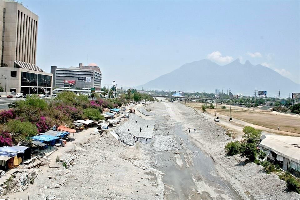 Antes del huracán 'Álex', el 1 de julio del 2010, el lecho del Río Santa Catarina tenía canchas deportivas, una pista de go kart, una ciclopista, un campo de golf, un tianguis y otras instalaciones.