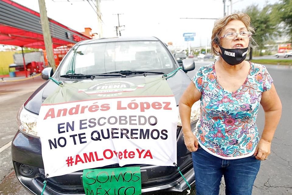 Sin vigilancia de Tránsito, decenas de autos hicieron el recorrido en Escobedo.