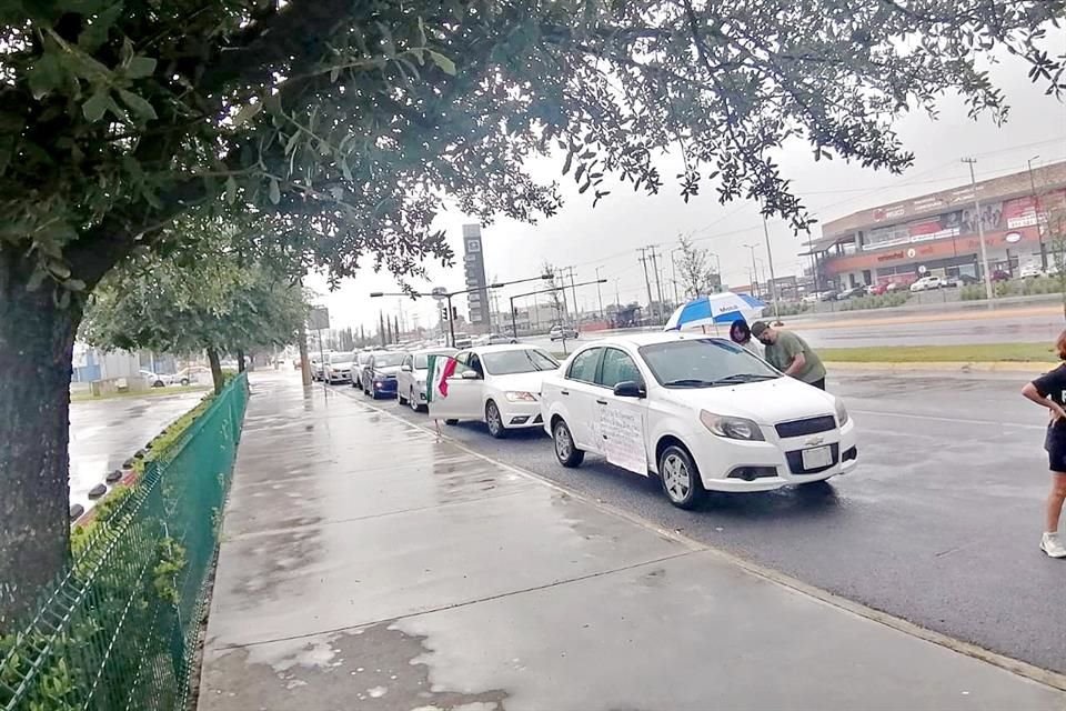 Decenas de automovilistas también se sumaron a la manifestación en Apodaca.