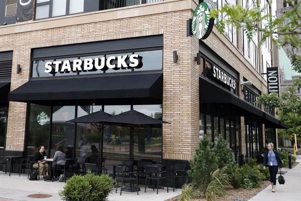 Starbucks dijo que se debe hacer más para crear comunidades en línea acogedoras e inclusivas.