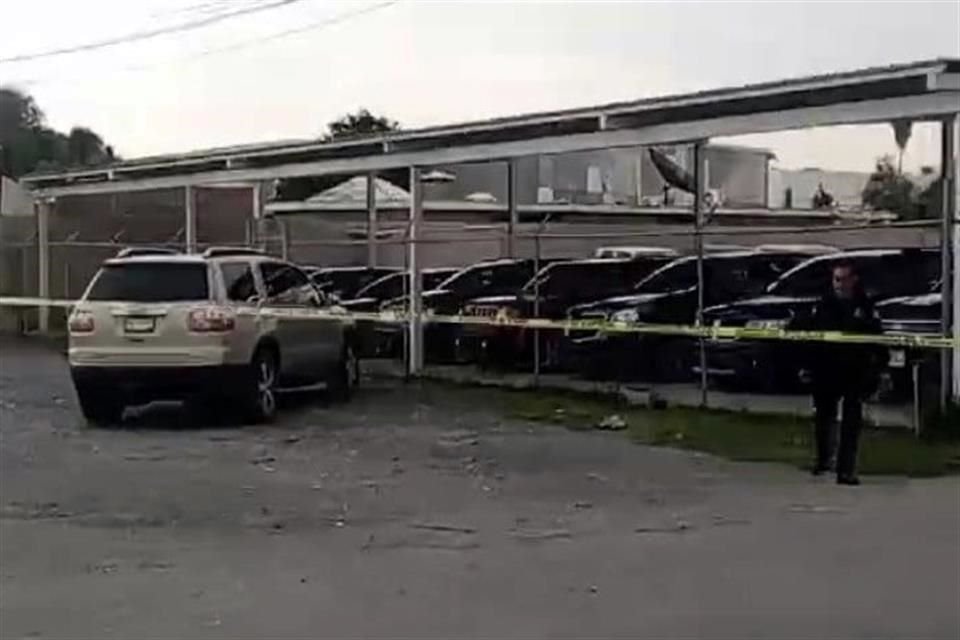 Los pistoleros abandonaron la camioneta en la que llegaron, después de disparar contra el negocio.