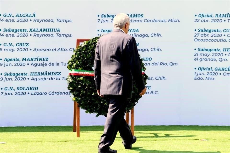 El Mandatario montó guardia por elementos de la Guardia caídos en cumplimiento de su deber.