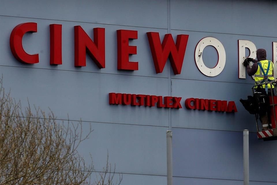 Cineworld tenía planeado reabrir sus cines el 10 de julio, pero atrasó su reapertura debido al cambio de fechas de estreno de grandes producciones de Hollywood.