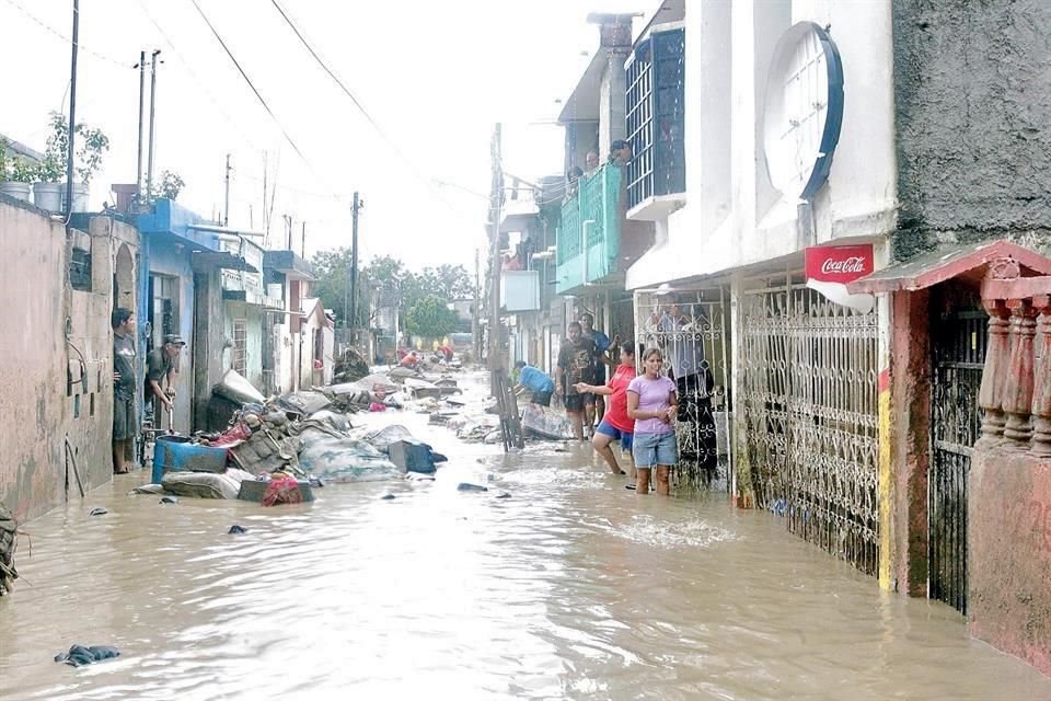 En la Colonia El Realito, Guadalupe, la tormenta llenó calles de lodo y piedras.