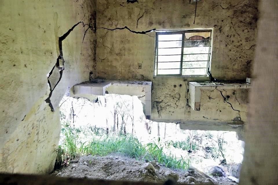 En Santa Rosa, Apodaca, Francisca Arteaga aún padece los estragos del huracán, ya que el agua del Río Pesquería se llevó parte de su cocina, que sigue en el aire.