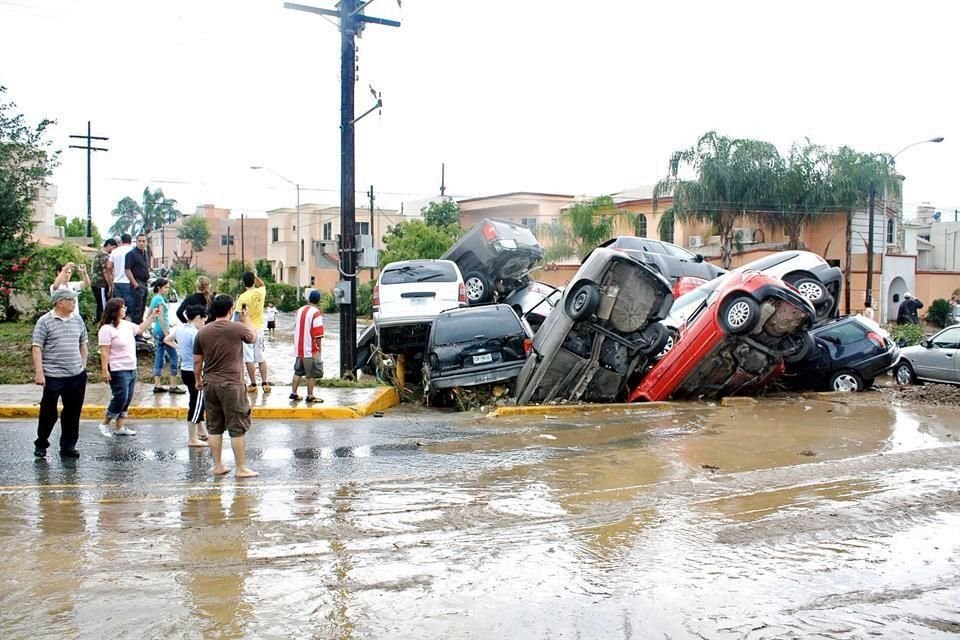 En Rincón La Primavera, parados en el lugar donde el agua arrasó con autos y camionetas, vecinos recuerdan la fuerza del agua que dejó 'Álex'.
