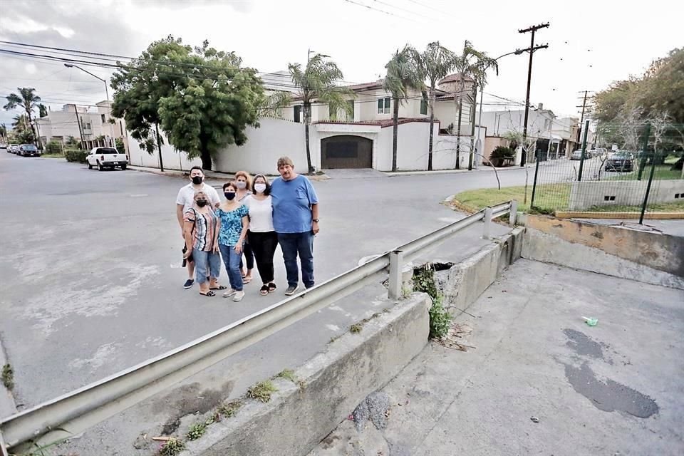 En Rincón La Primavera, parados en el lugar donde el agua arrasó con autos y camionetas, vecinos recuerdan la fuerza del agua que dejó 'Álex'.