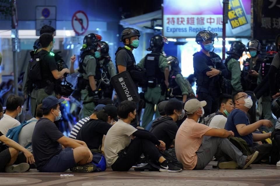 Policía de Hong Kong arrestó a casi 200 personas que protestaron contra ley que contempla cadena perpetua para actos considerados sedición.