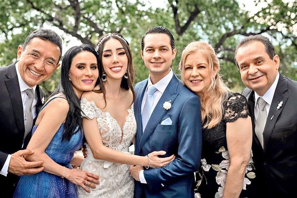 Jesús Rojas Sánchez, Rosamaría Garza de Rojas, los novios, Eunise Alanís Chapa de Virgen y Óscar Virgen Gómez