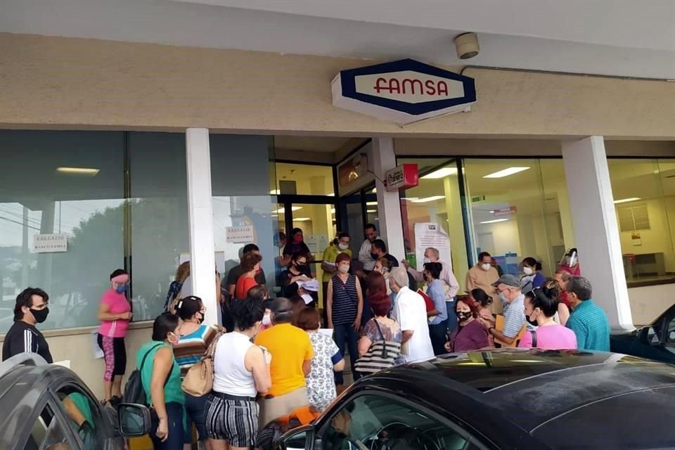 Clientes en una sucursal del banco Famsa preguntan por sus ahorros.