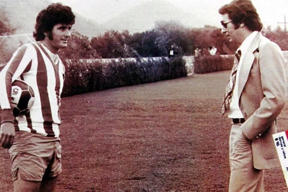 Alberto Santos de Hoyos hablando con Francisco<br>Bertocchi, en la década de los 70.