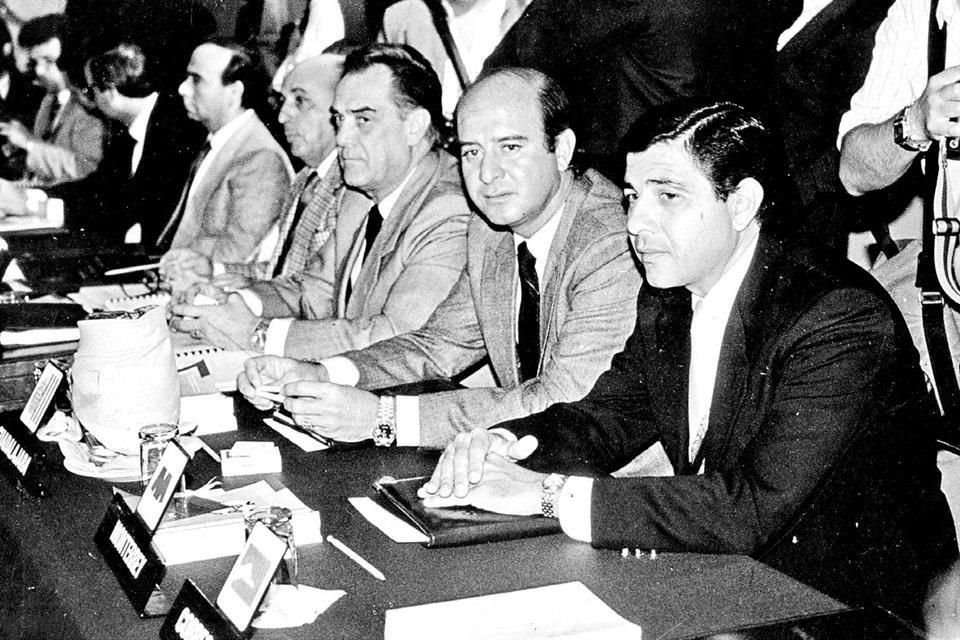 Jesús Elizondo (derecha)<br>en una junta de la Federación<br>Mexicana de Futbol, en 1990