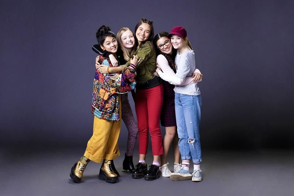 La actriz de 13 años interpreta a Claudia Kishi, vicepresidenta del club de niñeras y especialista en moda, en la serie que estrena este viernes en Netflix.