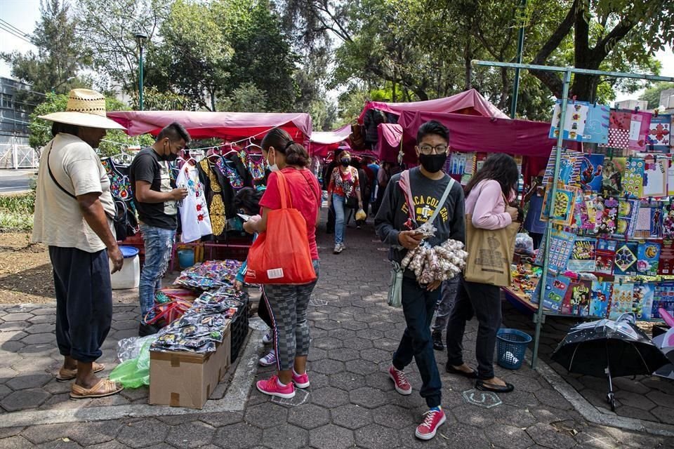 El Plutarco Elías Calles y Municipio Libre se repartió gel antibacterial a los clientes.