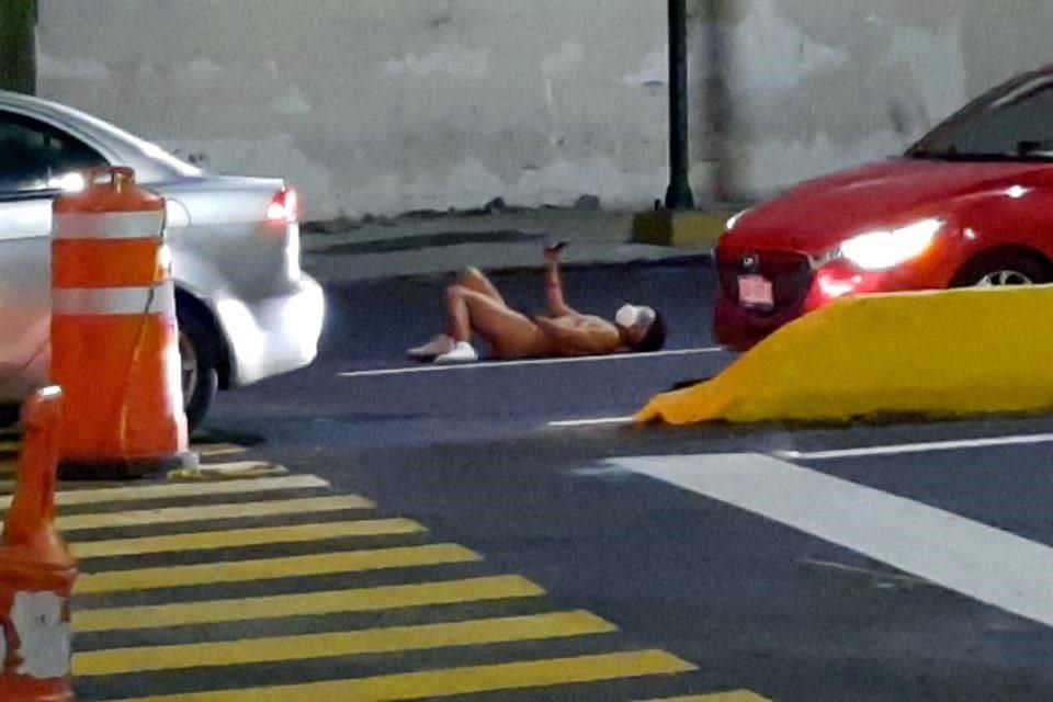 Alrededor de las 23:45 horas, en el cruce con la Avenida Ocampo, la mujer de entre 30 y 35 años se quitó el pantalón, la blusa y los zapatos.