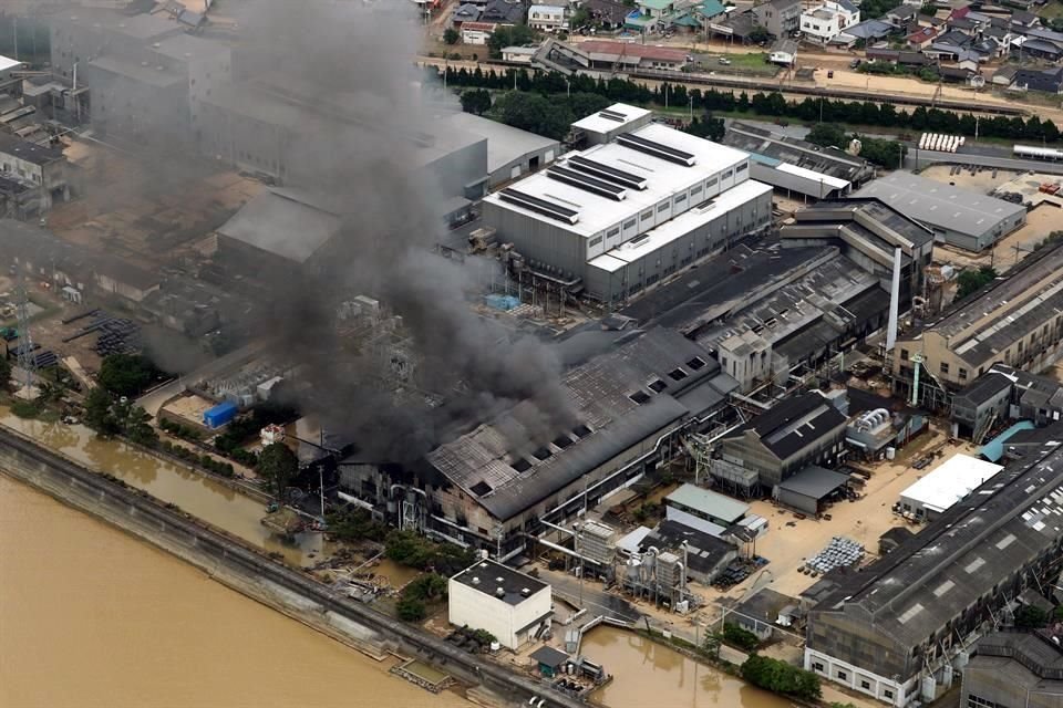 Las autoridades pidieron evacuar a 200 mil residentes en la zona. En la foto una fábrica en medio de las inundaciones.