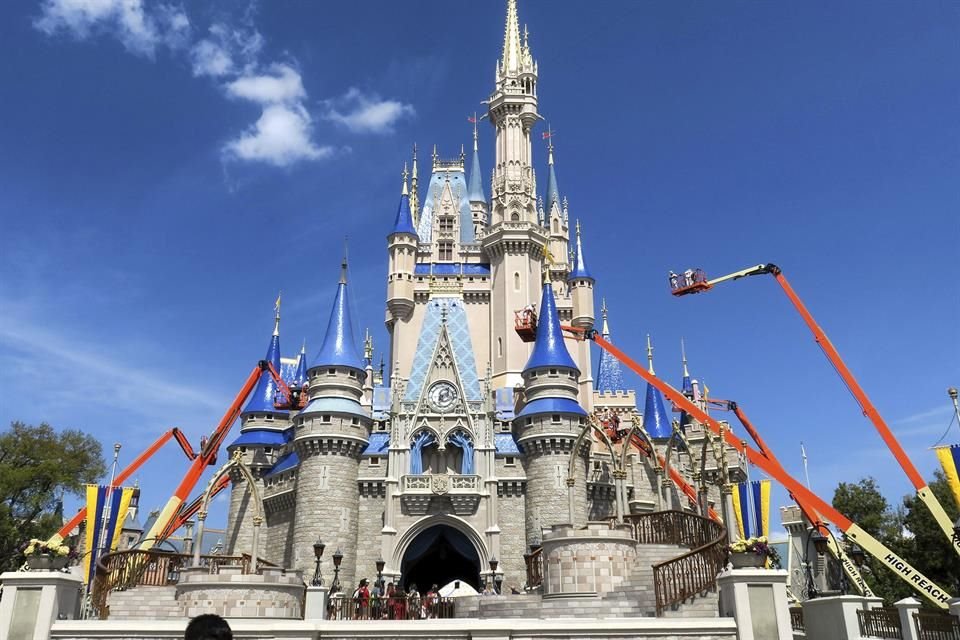 La ex empleada de Walt Disney World Jennifer Alejandra Insuasti fue acusada de desviar más de 160 mil dólares a su cuenta bancaria personal y a las de sus familiares y amigos.