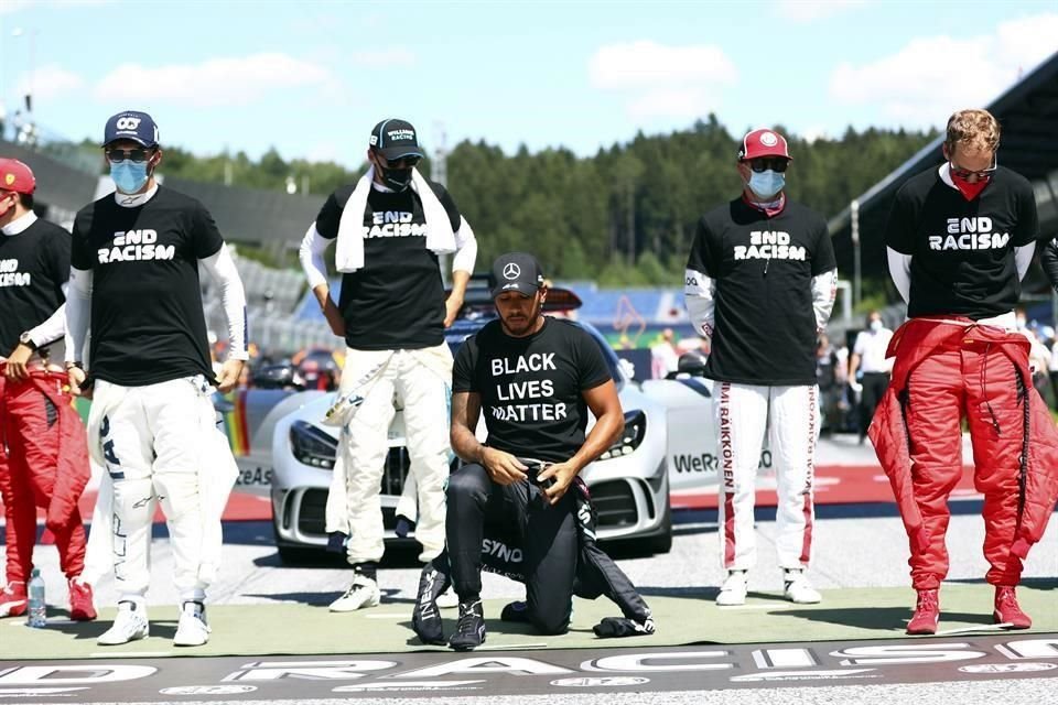Lewis Hamilton fue el primer en poner rodilla en tierra. En total lo hicieron 14 de los 20 pilotos.