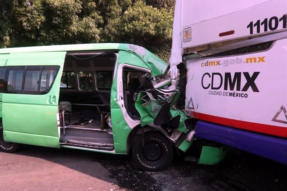 Parte de la carrocería del camión quedó incrustada dentro de la cabina del otro transporte público y prensó al usuario.