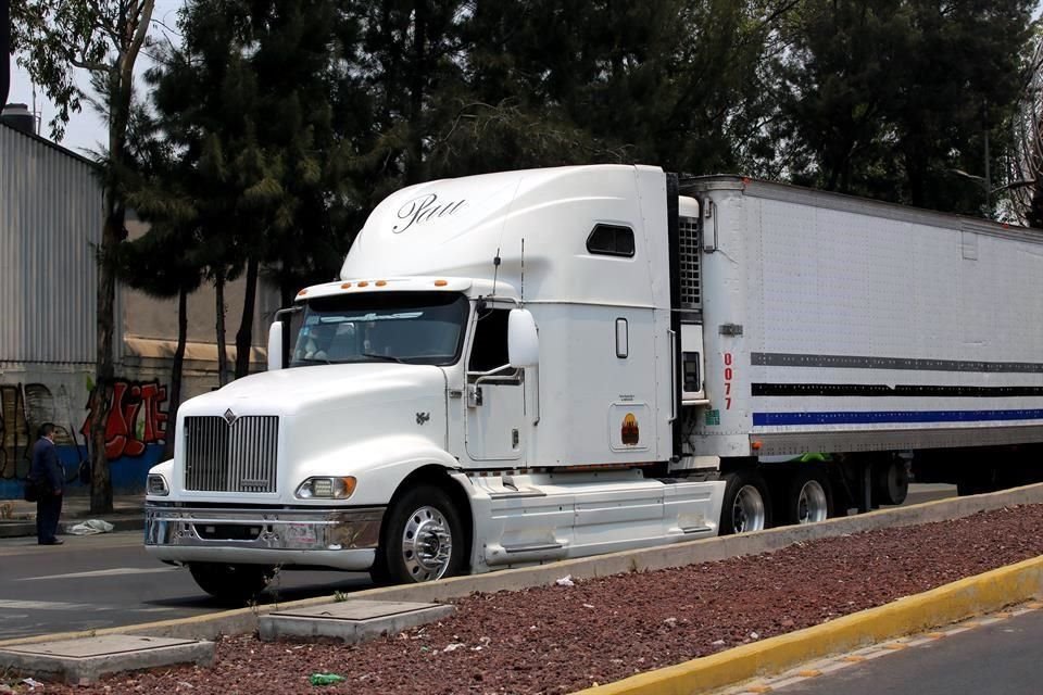 Empresarios buscarán que se instalen en México 12 centros para combatir robo en carreteras y donará equipos de monitoreo, señaló Canacar.