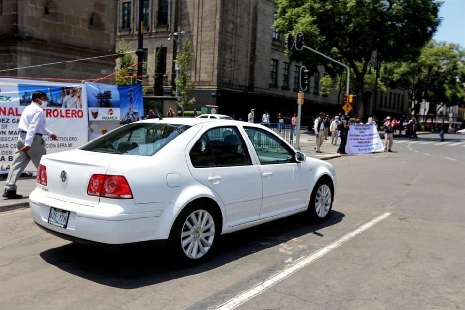 AMLO salió de Palacio rumbo al AICM para viajar a EU.