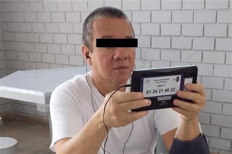 A los internos les facilitaron tablets para estar en contacto con sus familiares.