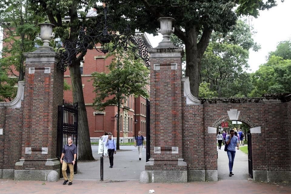 Personas pasean por la Universidad de Harvard.