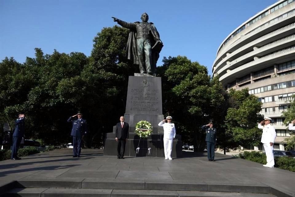 Después, el Mandatario mexicano se trasladó al Monumento a Benito Juárez, ubicado a unas cuadras de la Casa Blanca, donde también colocó una ofrenda floral y realizó una guardia de honor.