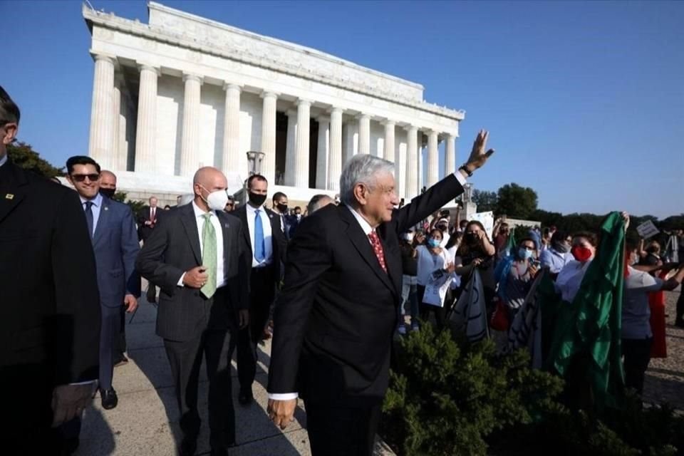 Simpatizantes y también detractores se hicieron presentes en los actos del Presidente.