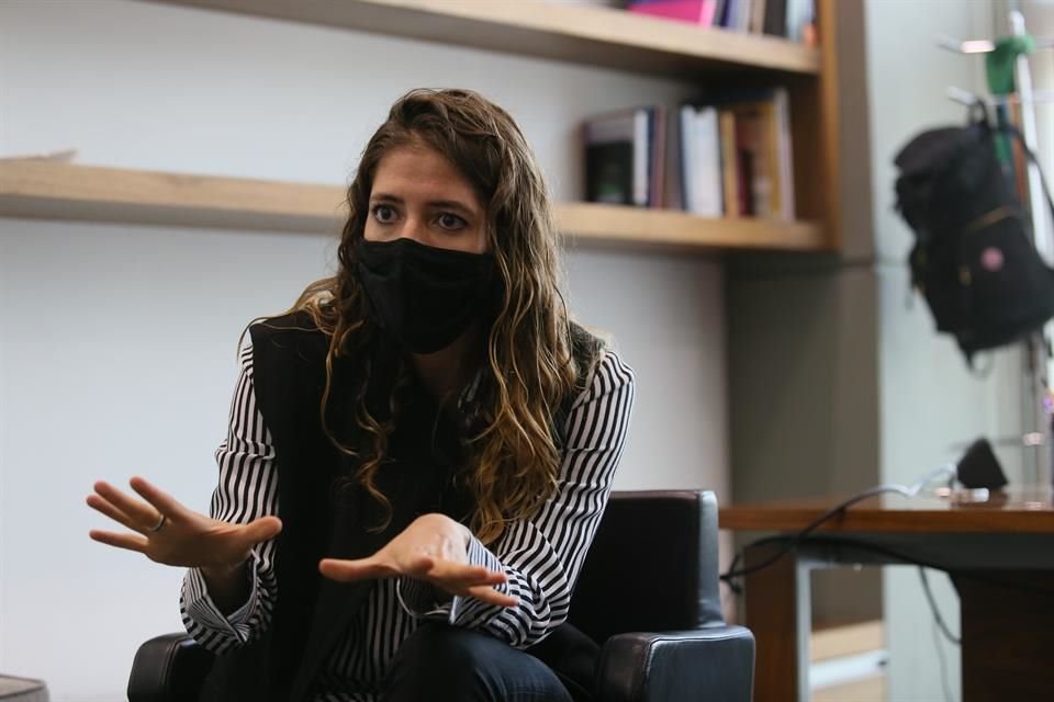 Activistas piden la renuncia de Fela Pelayo por no tener licenciatura como exige la ley, pero el Gobierno del Estado la respalda.