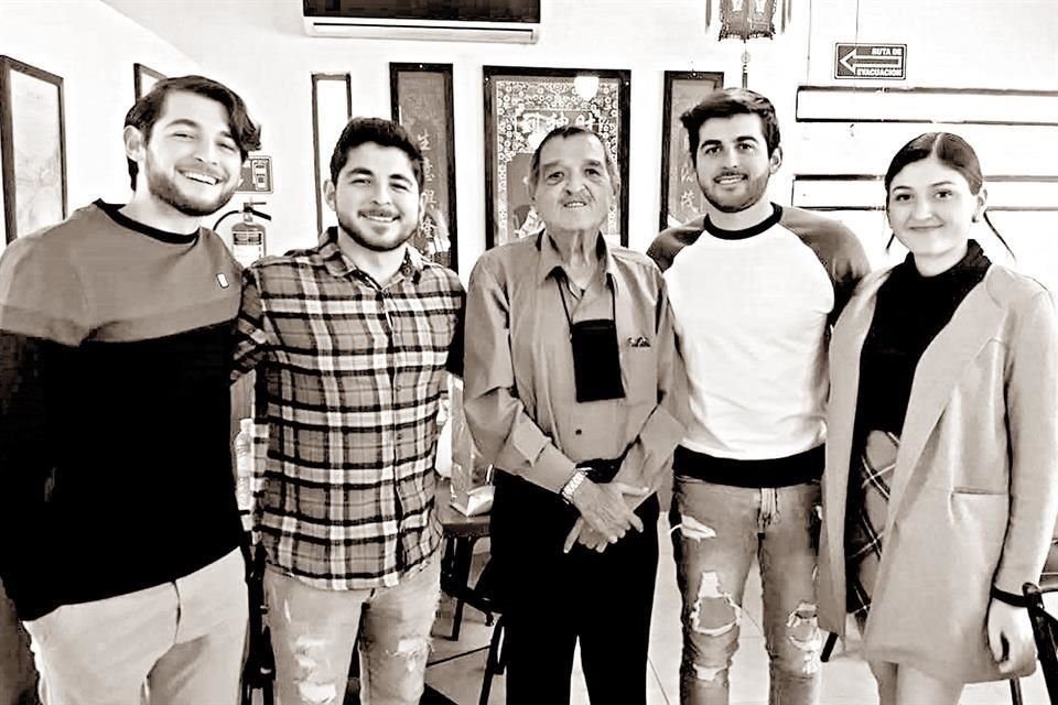 CON SUS NIETOS David Alejandro Cantú Cavazos, Francisco Eugenio Cantú Cavazos, Vidal Cantú Salazar, Vidal Eliezer Cantú Cavazos y Laura Alejandra Cantú Cavazos