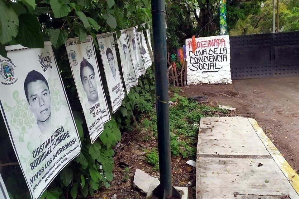 Entrada de la Normal Rural de Ayotzinapa.