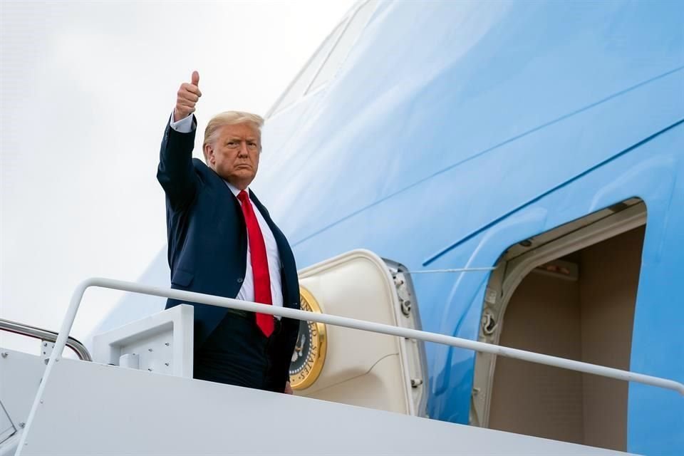 El Presidente Donald Trump saluda al abordar el Air Force One este viernes rumbo a Miami Florida.