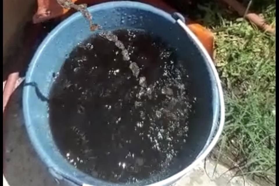 El agua de los pozos sale llena de tierra, además de contaminada con minerales, informó el Municipio.