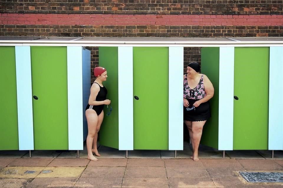 Varias piscinas al aire libre de Londres dieron hoy la bienvenida a sus primeros visitantes, que tuvieron que hacer una reserva a través de Internet.